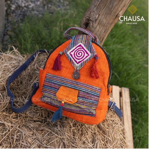  nữ thổ cẩm thủ công dân tộc H'Mong - CHAUSA Brocade Balo đeo vai mini nữ thổ cẩm thủ công, chất liệu vải lanh 