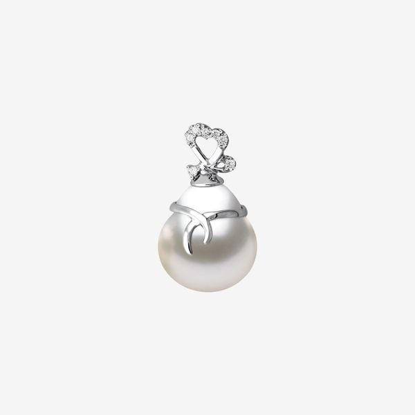  CHRISTMAS-INSPIRED PEARL PENDANT 