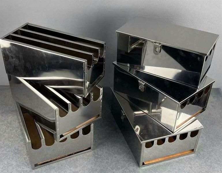  Hộp Gác Dao Có Nắp ( Kệ đựng dao, chất liệu: inox 304, có nắp, 5 ngăn, sử dụng trong nhà bếp, kích thước: 27*20*14.5cm ) 