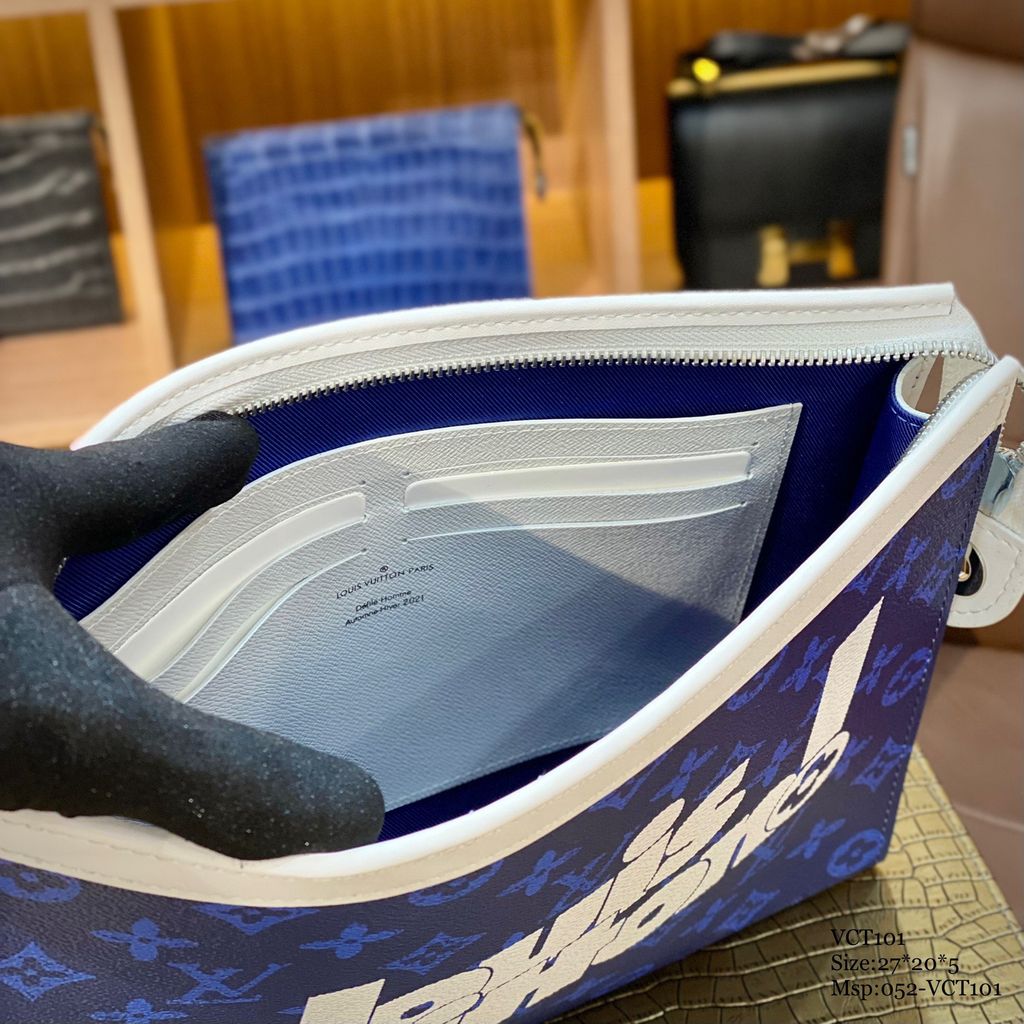 Clutch LV Pochette Voyage MM