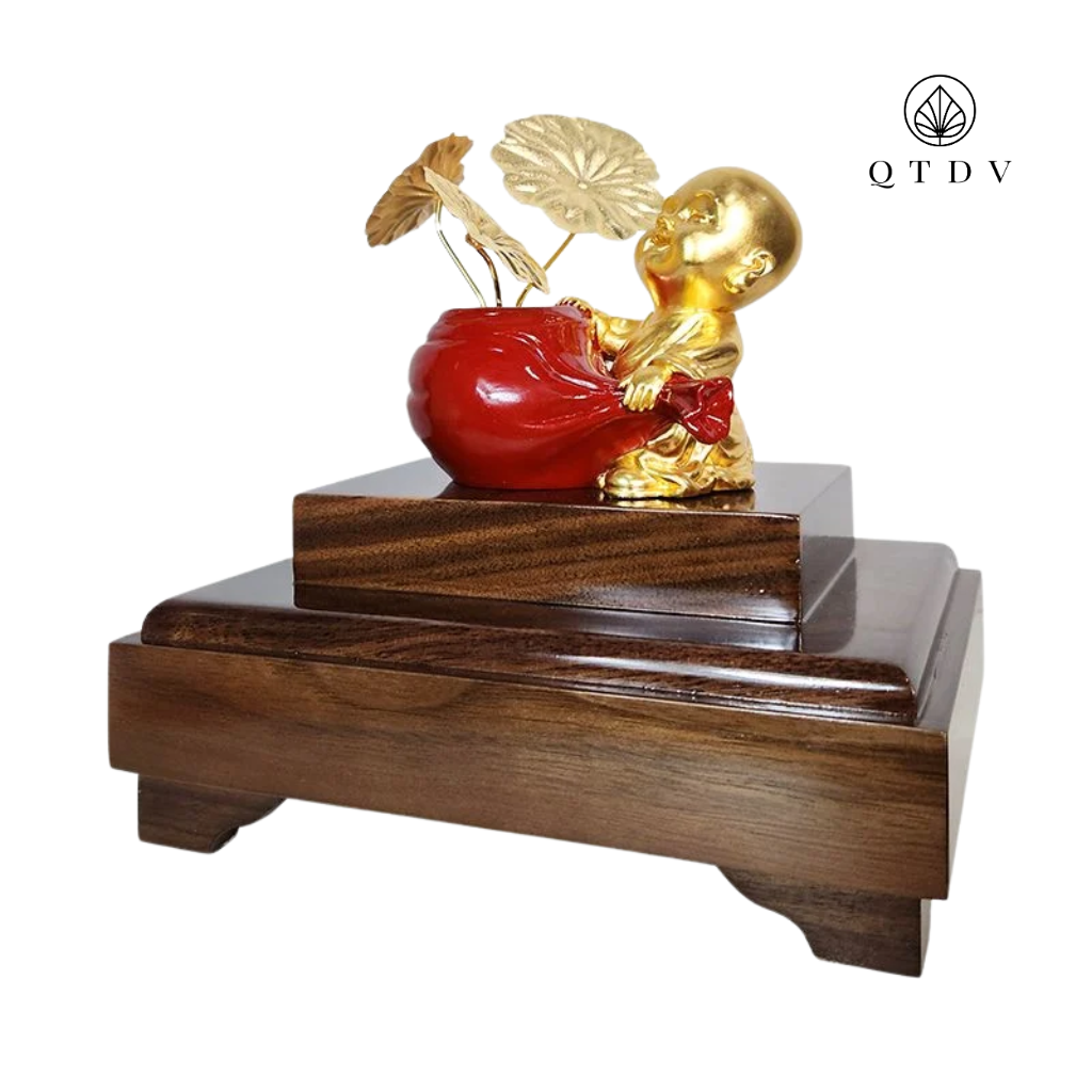 Tượng chú tiểu bên chậu Sen dát vàng 24k
