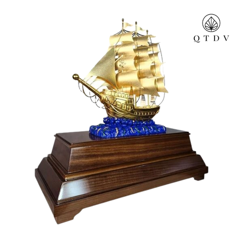 thuyền buồm dát vàng