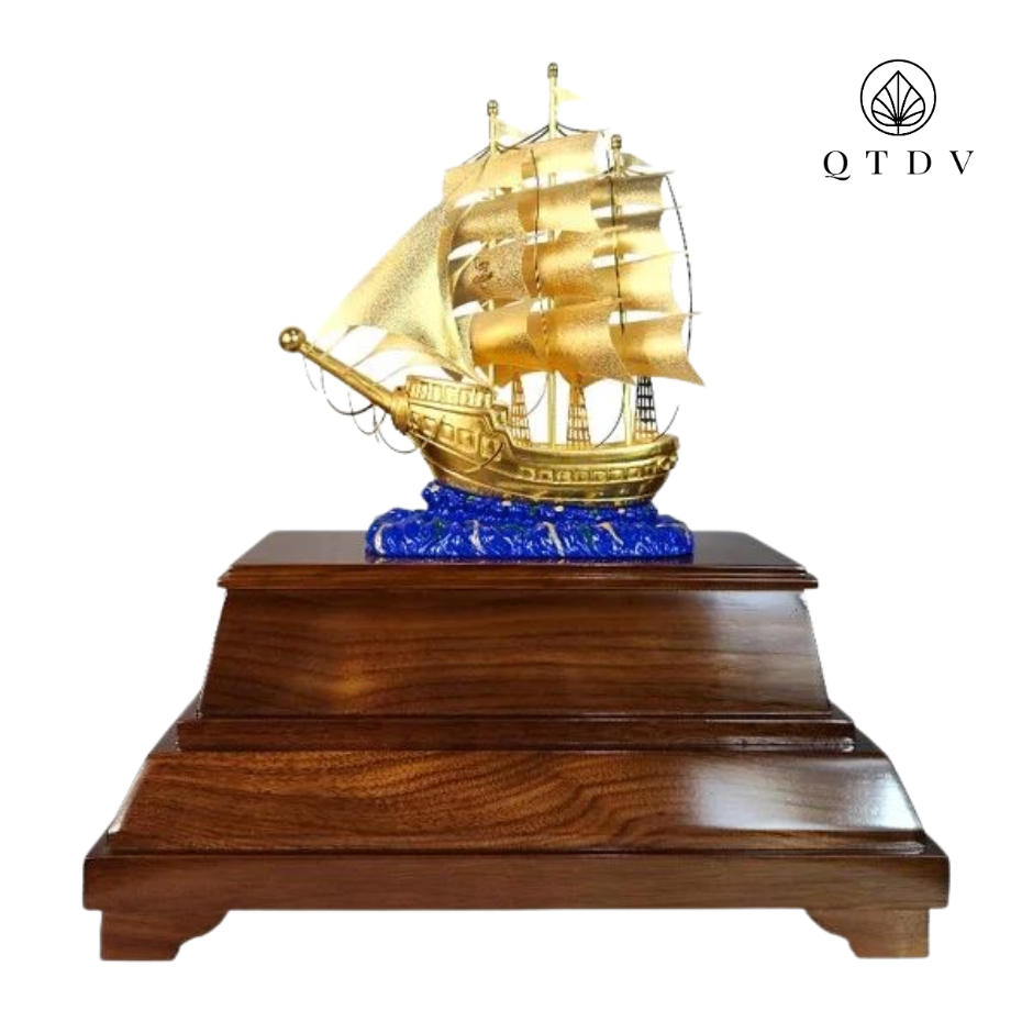thuyền buồm dát vàng