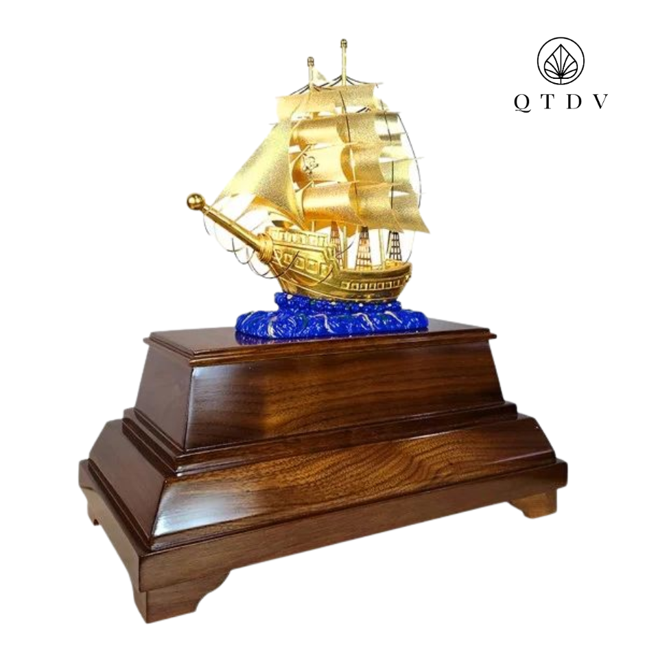 thuyền buồm dát vàng