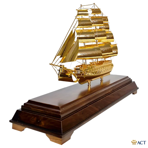 Mô Hình Thuyền Buồm Mạ Vàng 24K – Đế Gỗ Hai Tông Màu