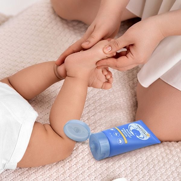 nhathuocvietnhat.vn-Dầu bôi ấm ngực Organic Little Innoscents của Úc dùng được cho trẻ sơ sinh với công dụng giữ ấm, chống cảm cho bé có sức đề kháng yếu