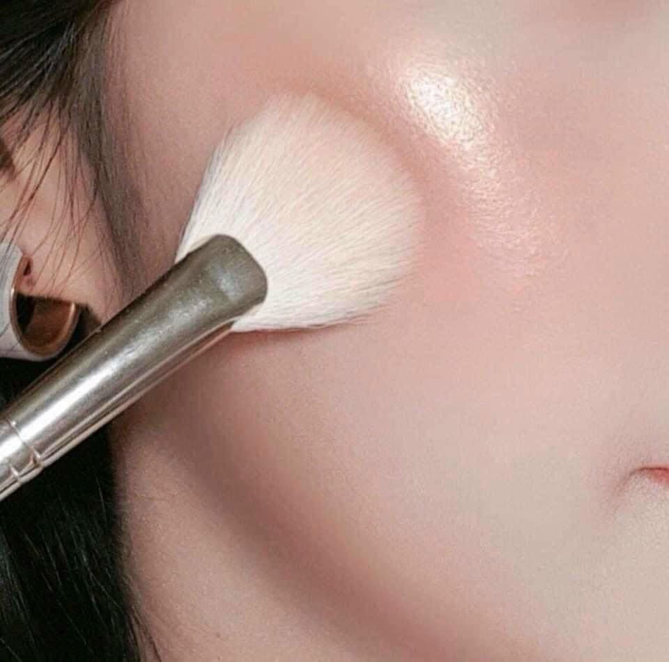 Phấn Bắt Sáng Catrice Lover Oil-Infused #010 Glowing Peony