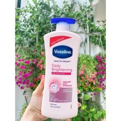 Sữa Dưỡng Thể Vaseline Healthy Bright Daily Brightening 725ml (Hồng Nắp Xanh)