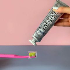 Kem Đánh Răng Marvis Whitening Mint 85ml