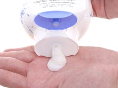 OLAY - Sữa Tắm Tẩy Tế Bào Chết Muối Biển 650ml