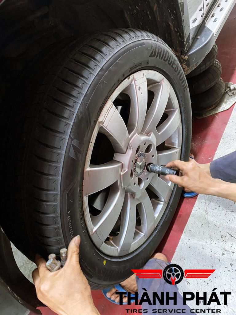 Lốp xe Bridgestone 235/50R19 Alenza AL01 NHẬT