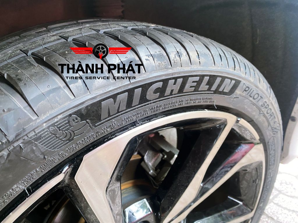 Vỏ xe Michelin 235/44R18 Pilot Sport 4