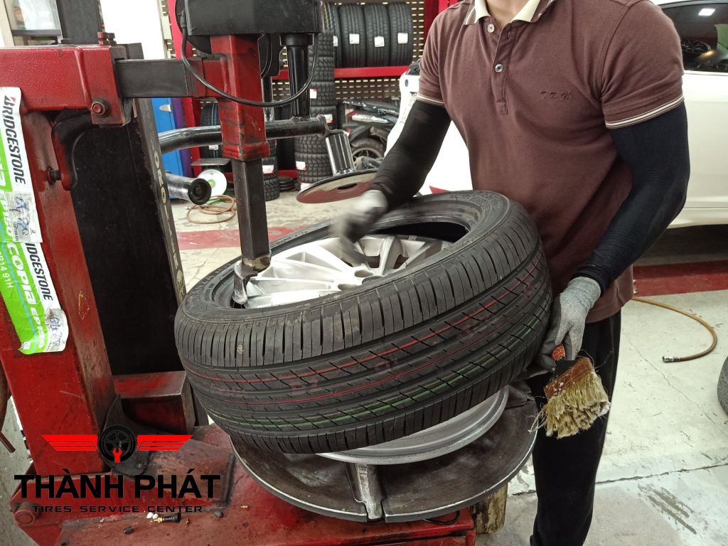 Lốp xe Bridgestone 215/50R17 Turanza ER33 Thai