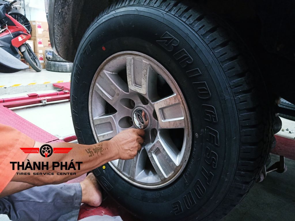 Lốp xe Bridgestone 245/70R16 DUELER D689 THAI
