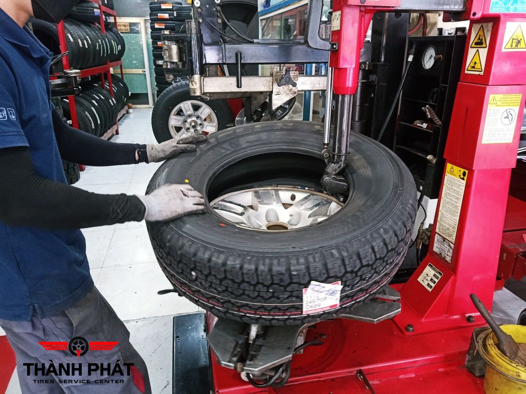 Lốp xe Bridgestone 245/70R16 DUELER D689 THAI