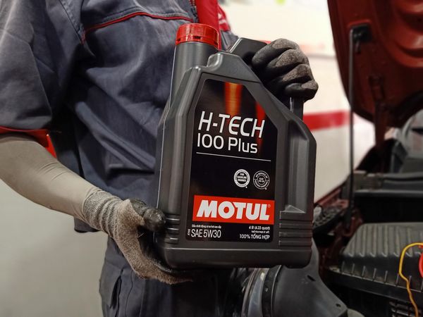 Dầu nhớt động cơ Motul - Htech 100Plush