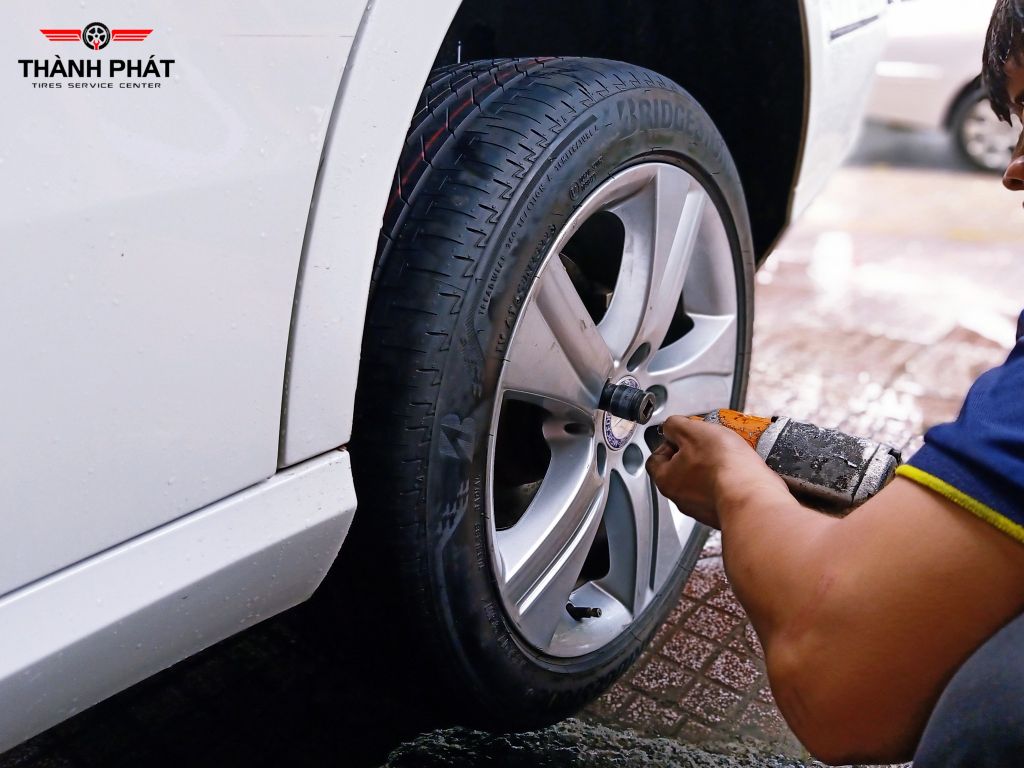 Lốp xe Bridgestone 245/45R17 TURANZA T005 THAI