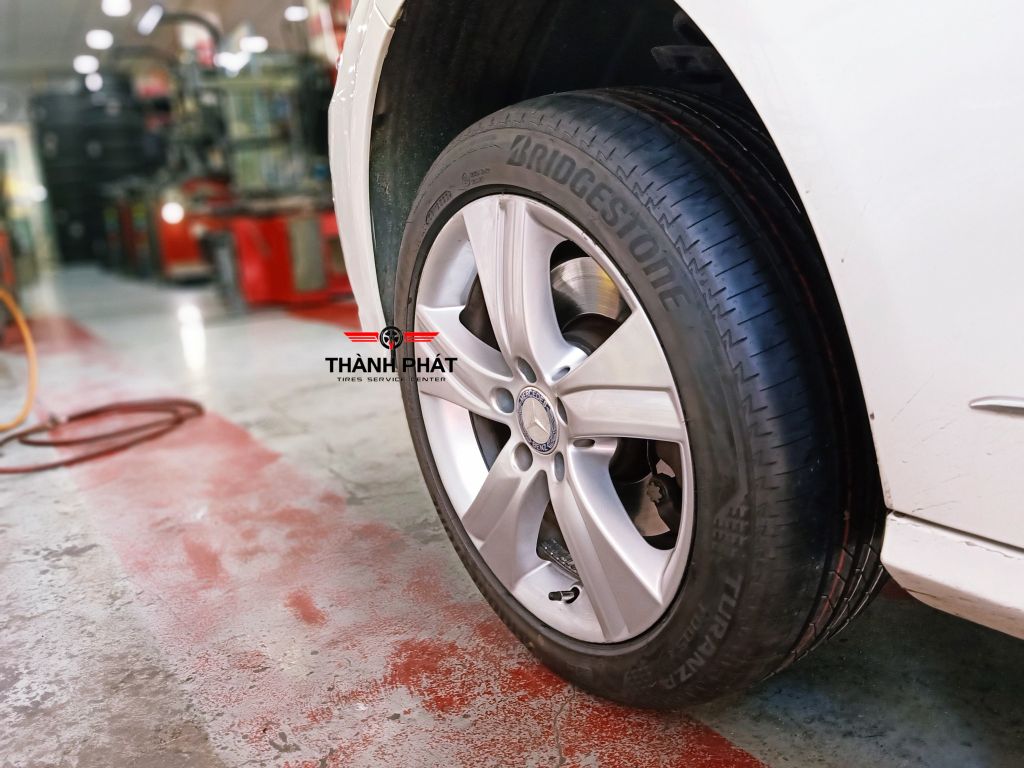 Lốp xe Bridgestone 245/45R17 TURANZA T005 THAI
