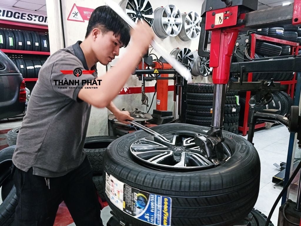 Lốp xe ô tô Goodyear 265/60R18 Assurance Maxguard SUV Thai