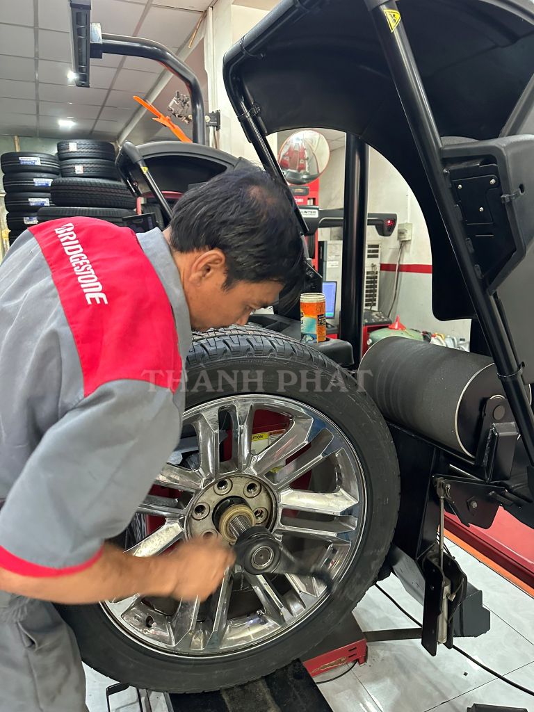 Lốp xe Bridgestone 285/45R22 ECOPIA HL422