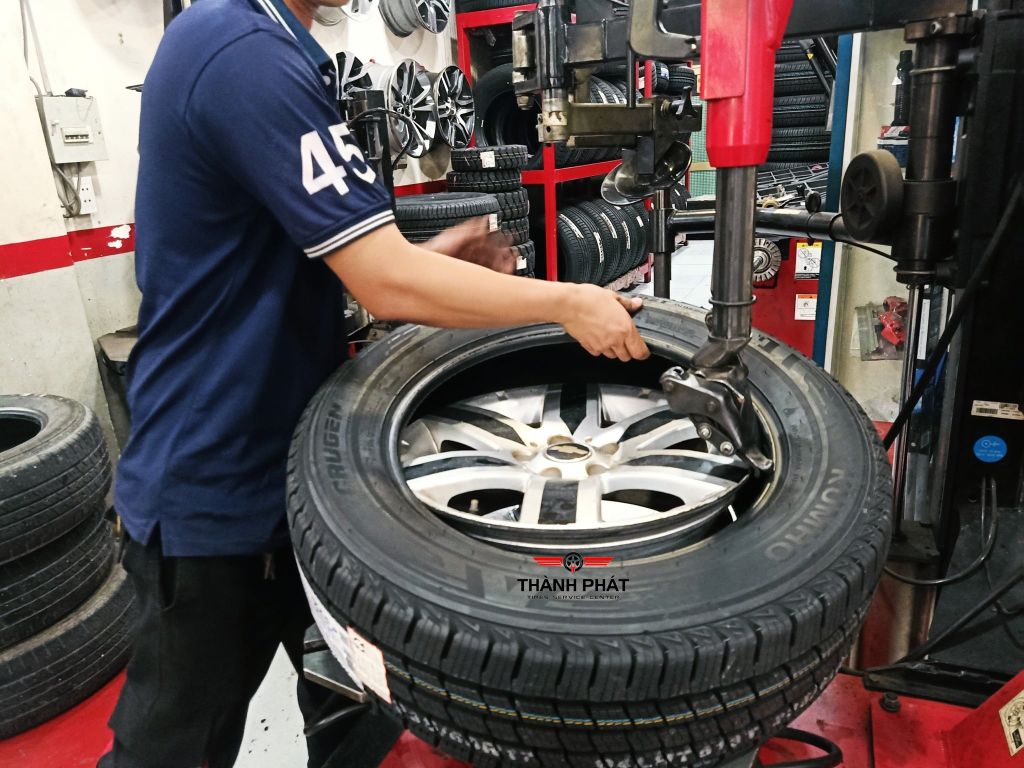 Lốp xe Kumho 235/60R17 Crugen HT51 VN