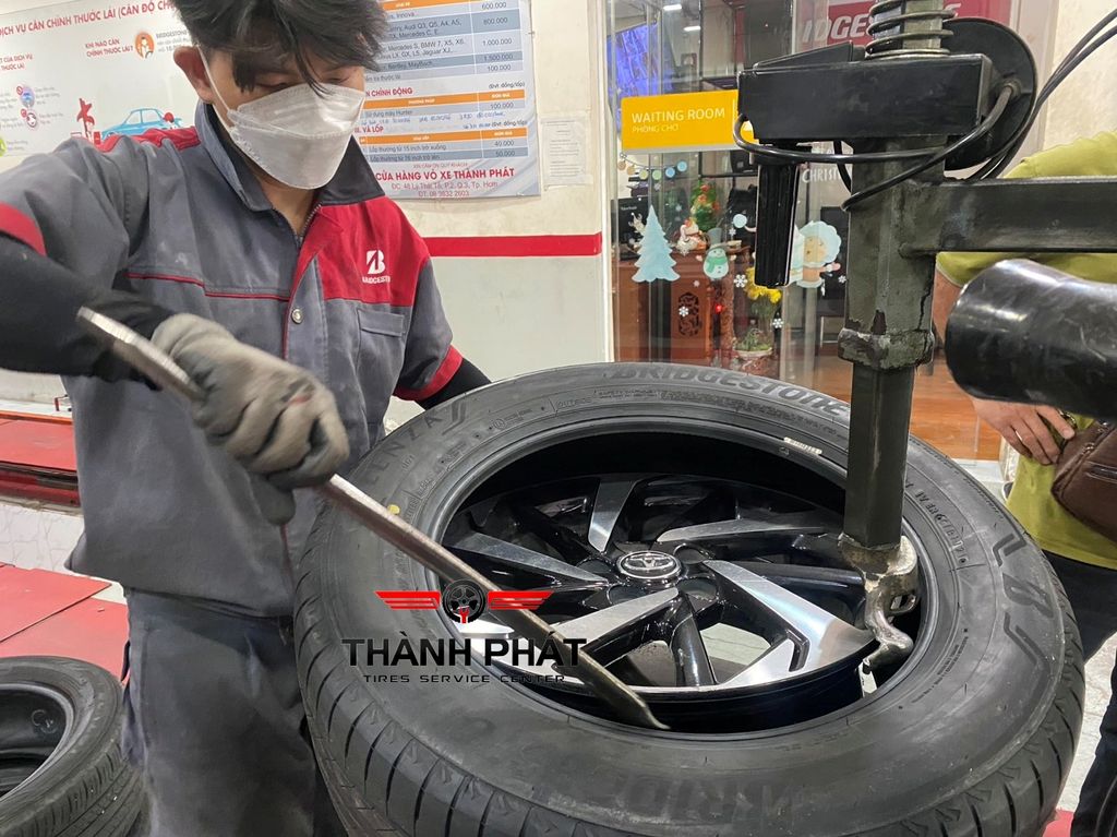 Lốp xe Bridgestone 215/60R17 Alenza AL01 THAI