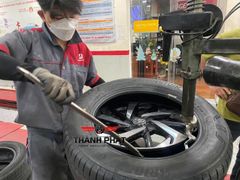 Lốp xe Bridgestone 215/60R17 Alenza AL01 THAI