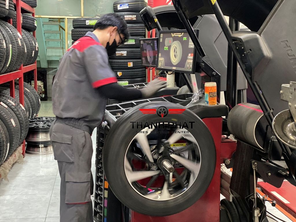 Lốp xe Bridgestone 215/60R17 Alenza AL01 THAI
