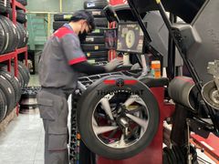 Lốp xe Bridgestone 215/60R17 Alenza AL01 THAI
