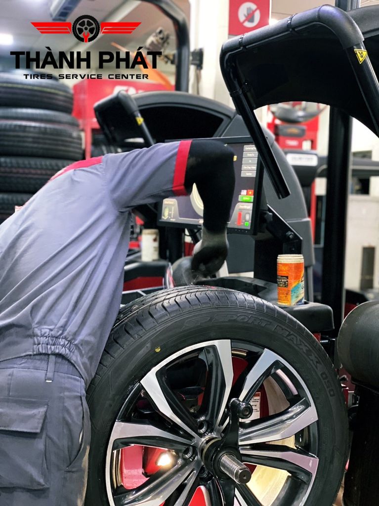 Lốp xe Dunlop 235/55R20 SPORT MAXX050 NHẬT