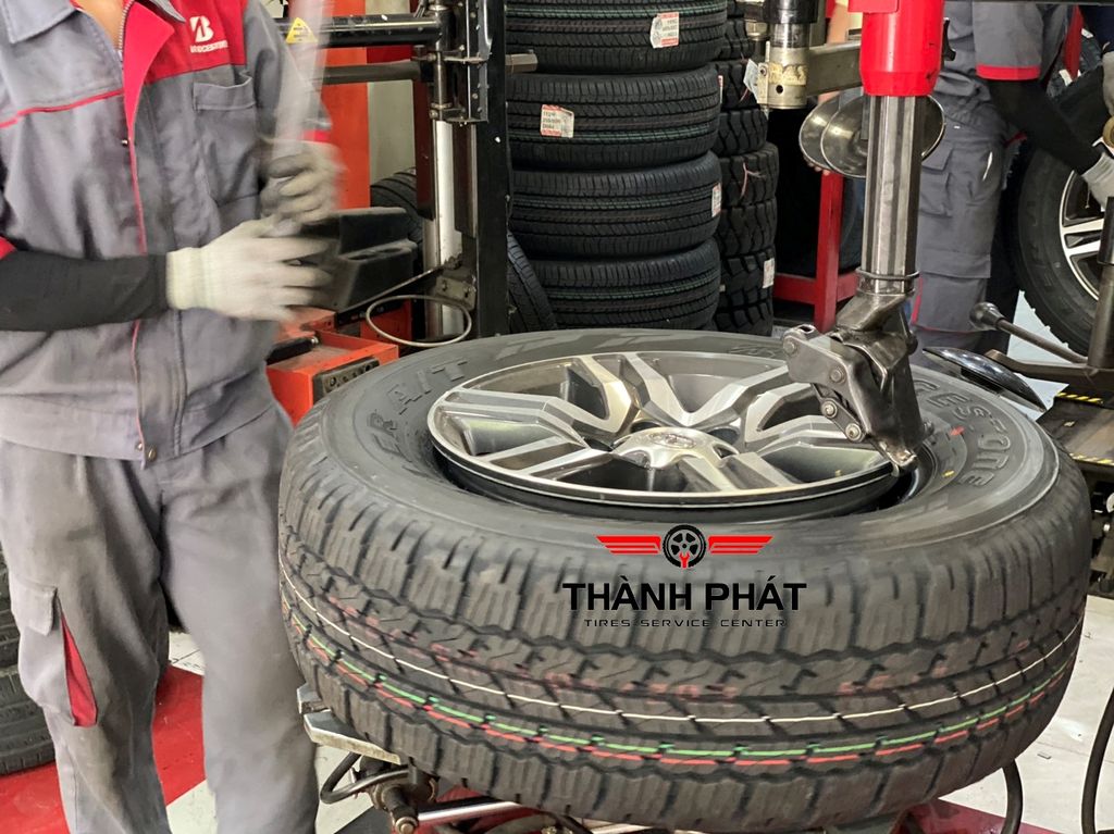 Lốp xe Bridgestone 265/65R17 DUELER D693 INDO