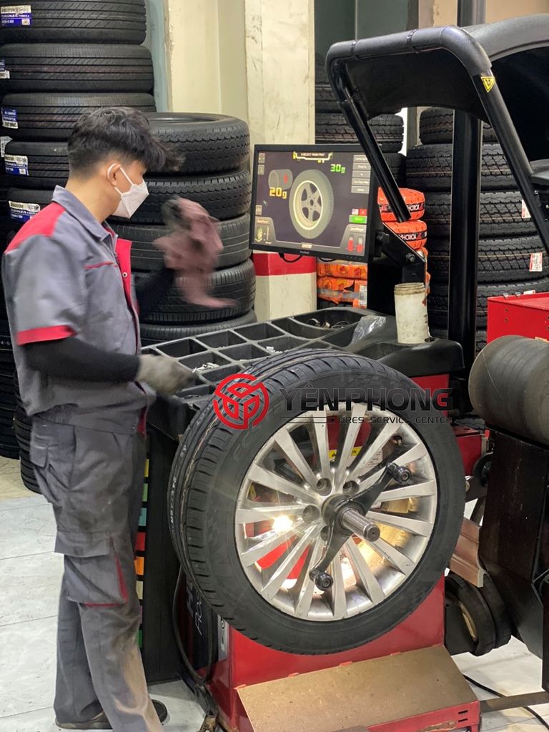 Lốp xe Kumho 245/45R18 Ecsta PS31 VN