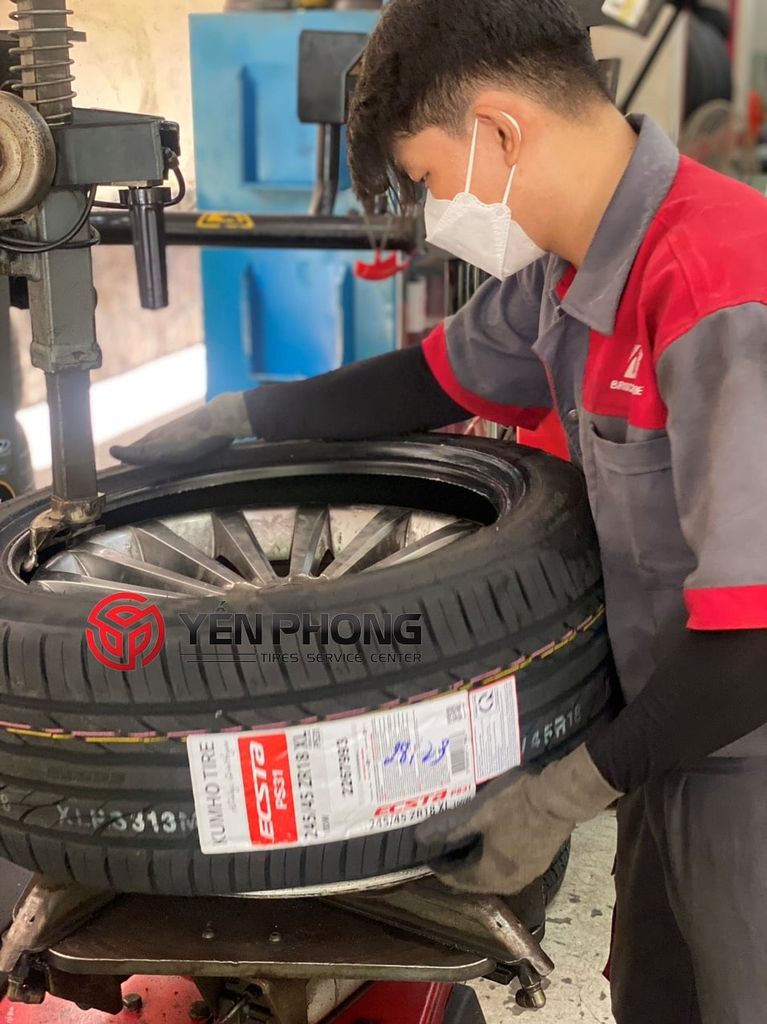 Lốp xe Kumho 245/45R18 Ecsta PS31 VN