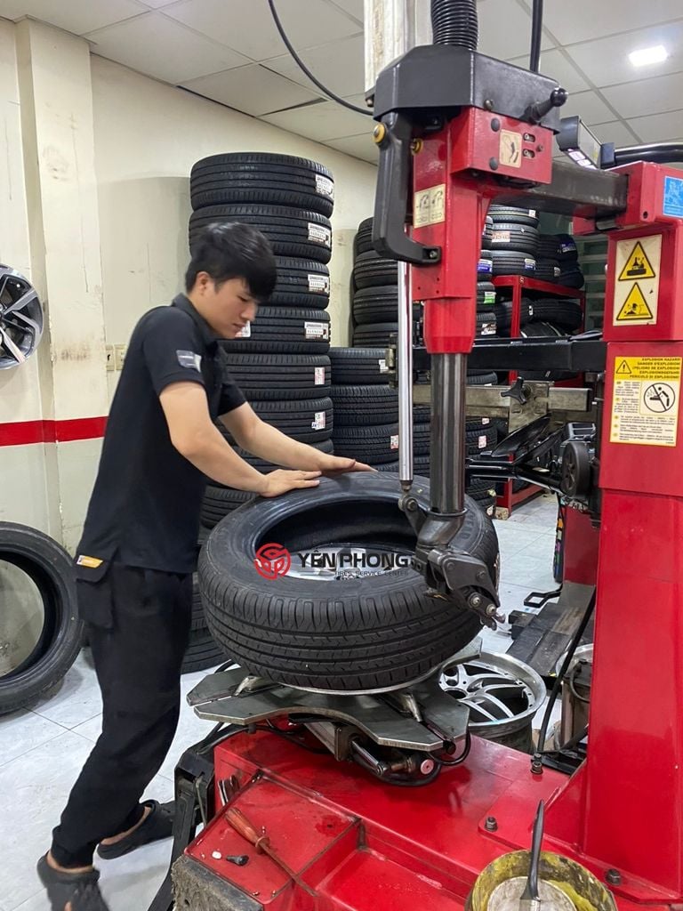 Lốp xe ô tô Goodyear 205/65R16 Assurance Duraplus2 Indo