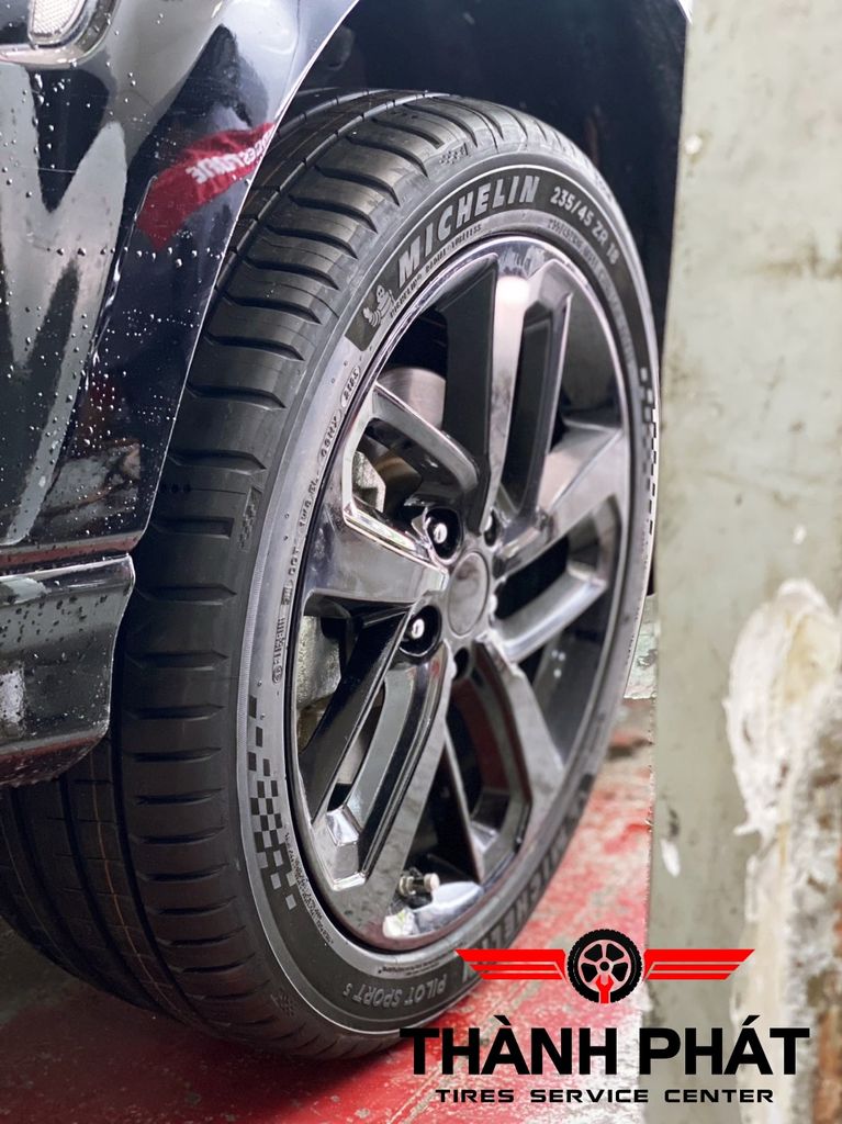 Vỏ xe Michelin 235/45R18 Pilot Sport 5 sản xuất Thái Lan