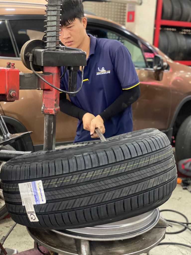 Lốp xe ô tô Michelin 235/50R19 Primacy SUV+ Thailand