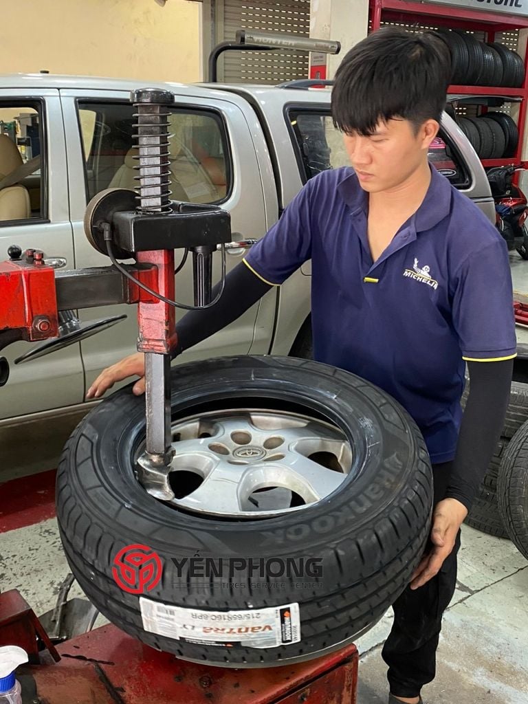 Lốp xe Hankook 215/65R16C VANTRA LT RA18 INDO