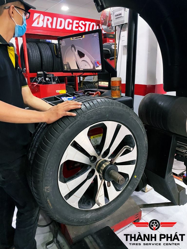 Lốp BRIDGESTONE 235/55R18 [104V] Alenza AL01