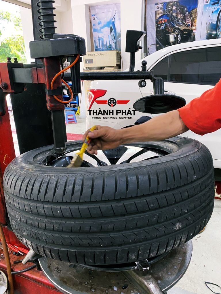 Lốp BRIDGESTONE 235/55R18 [104V] Alenza AL01