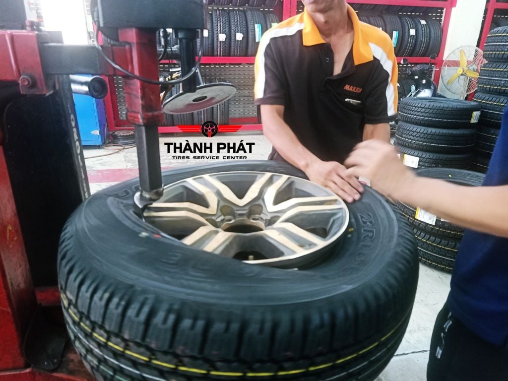 Lốp BRIDGESTONE 265/65R17 [112S] Dueler 693B