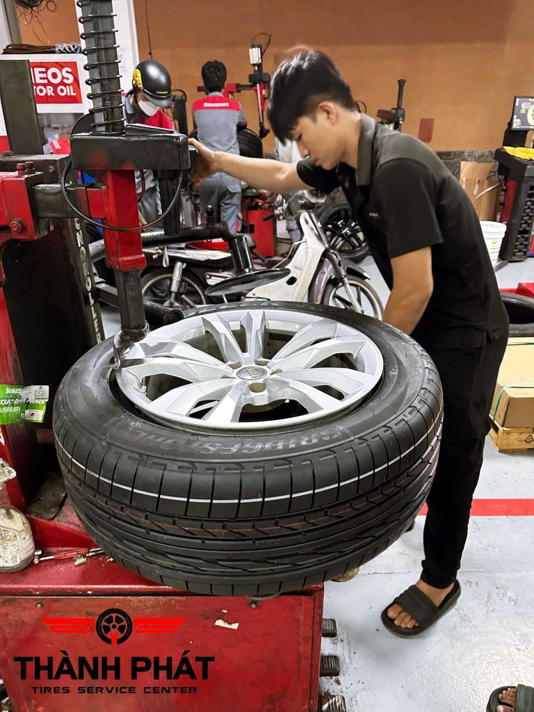 Lốp BRIDGESTONE 255/55R19 [111Y] Dueler H/P Sport