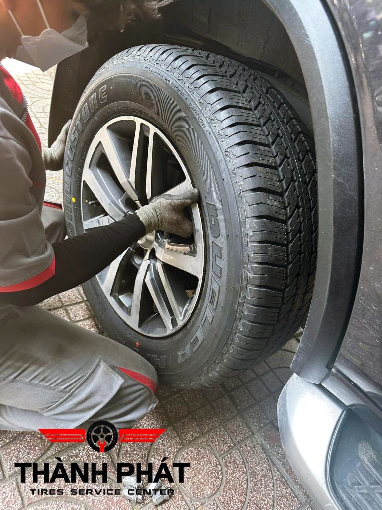 Lốp BRIDGESTONE 265/60R18 [110H] Dueler 684A 'VietNam'