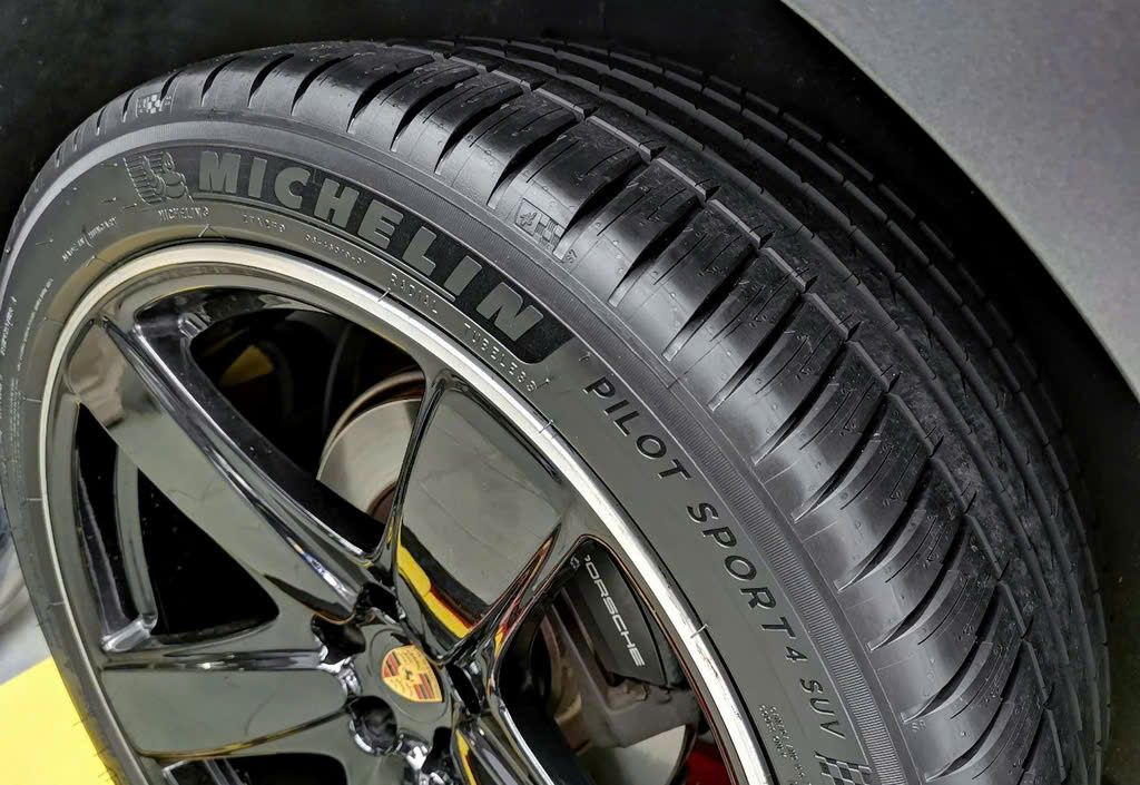 Lốp 245/40R18 [97Y] Pilot Sport 4 MO1