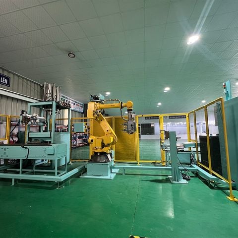  Hệ thống máy đúc kết hợp robot tối ưu hóa công đoạn sản xuất 