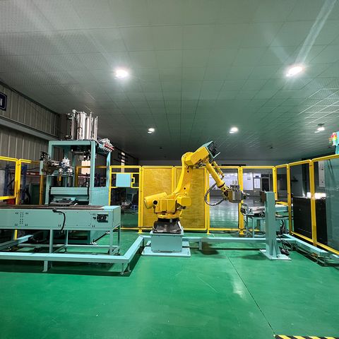  Robot kết hợp tool gắp sản phẩm 