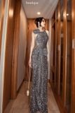  Váy sequin dài sát nách trang trí hoa to trên vai OH LADY 