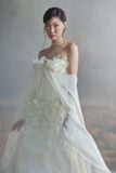  Váy trắng dài đính hoa ngực và choàng cánh dơi LINH PHUNG 