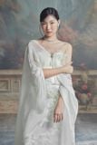  Váy trắng dài đính hoa ngực và choàng cánh dơi LINH PHUNG 