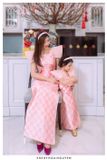  W - Áo dài hồng và mấn SHE 