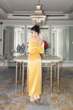  Áo dài vàng 